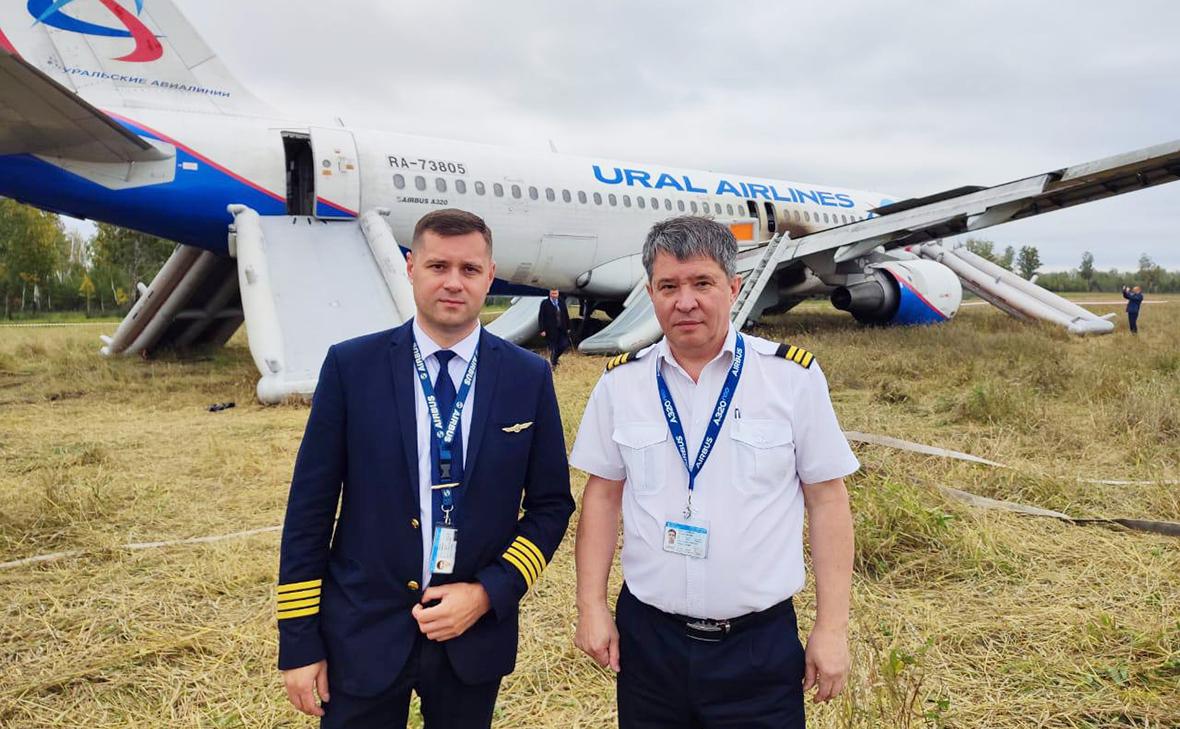 Посадивший самолет «Уральских авиалиний» в сибирское поле пилот уволился
